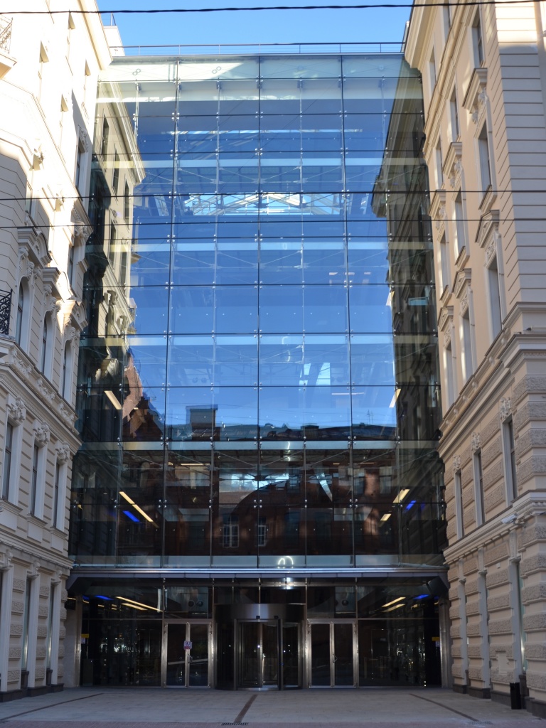 стеклянный фасад бизнес-центра